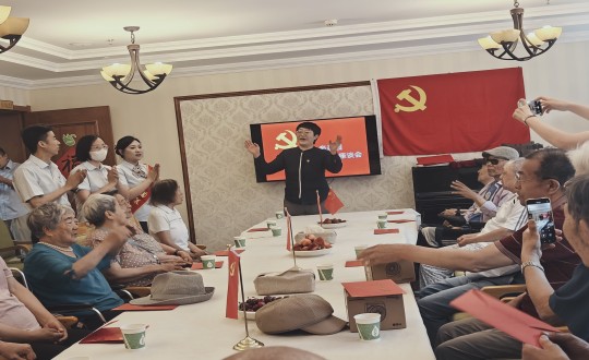 2024年7月1日，養(yǎng)老公司長影家舉辦“七一建黨節(jié)座談會(huì)”_副本.jpg